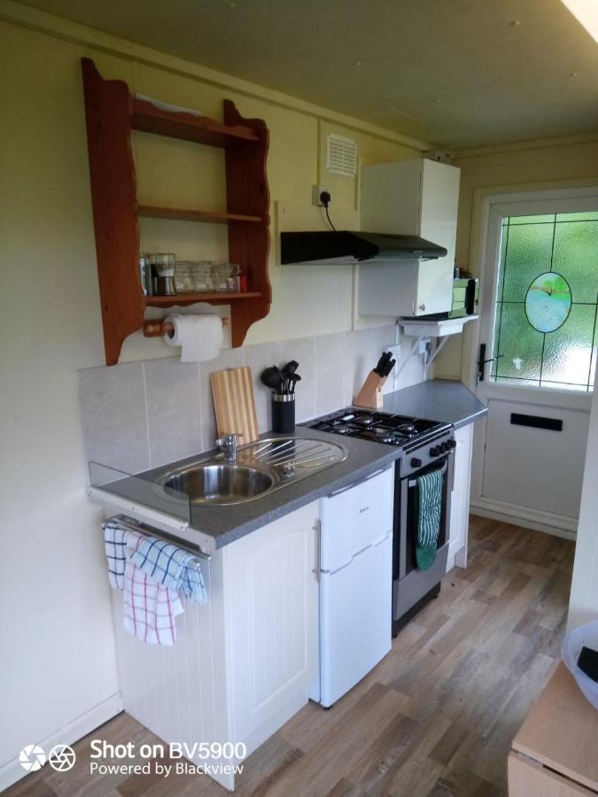 Peaceful Ensuite Lakeside Cabin 'Tench' Hadlow Down Luaran gambar