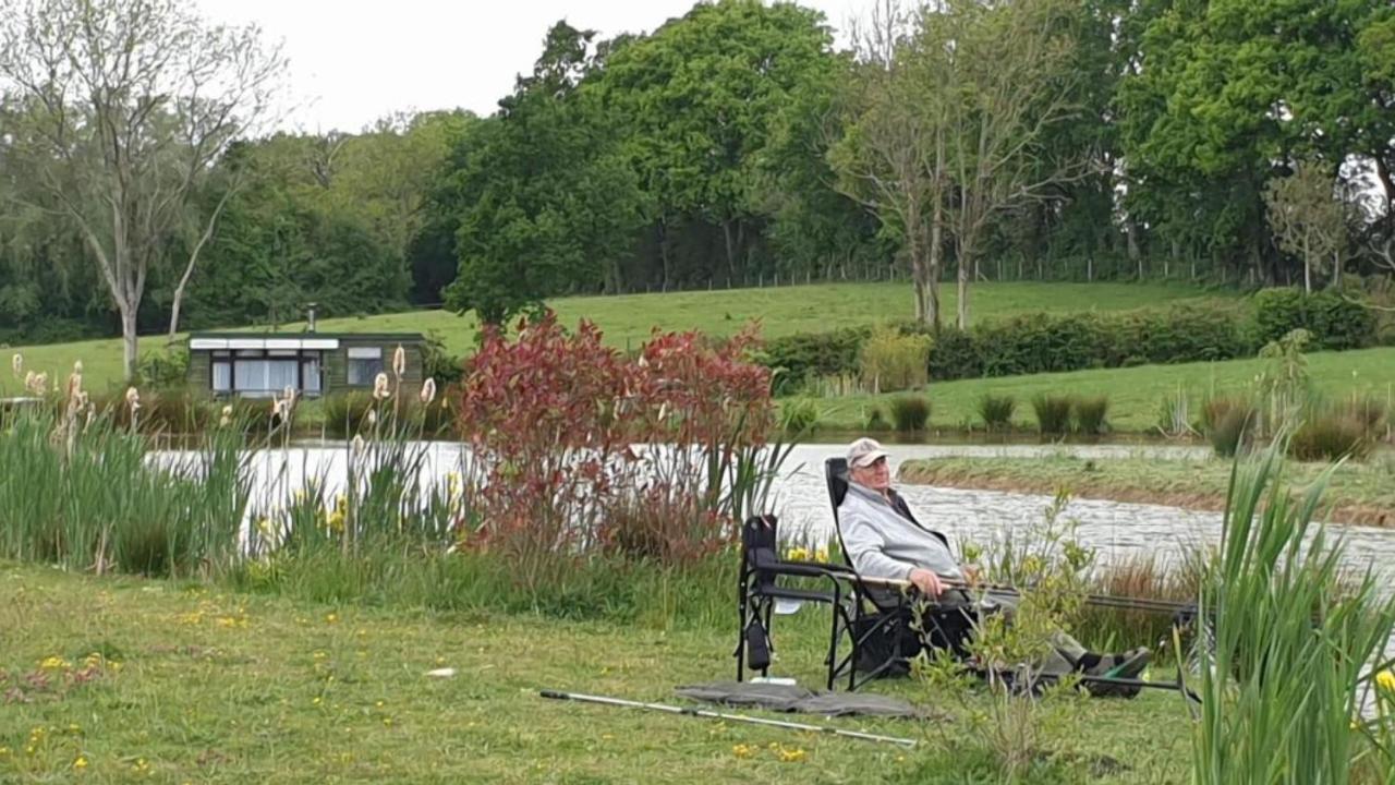 Peaceful Ensuite Lakeside Cabin 'Tench' Hadlow Down Luaran gambar